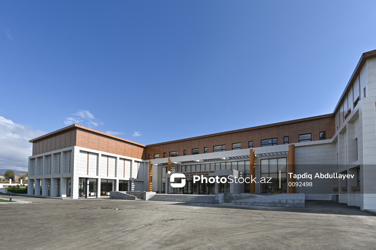 Cəbrayıl şəhərində yerləşən Mehdi Mehdizadə adına tam orta məktəb