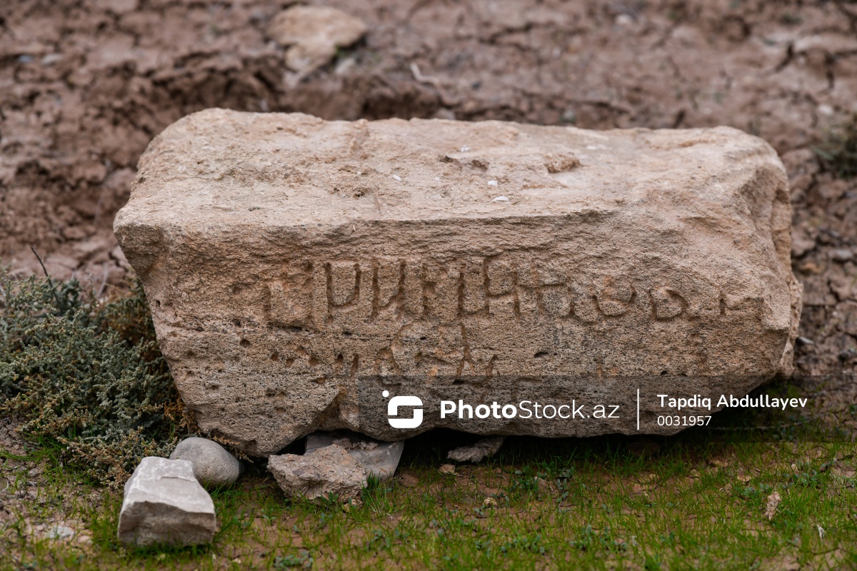 Yaşma bağlarında yerləşən ovdanın üzərində qədim türk damğası mövcuddur
