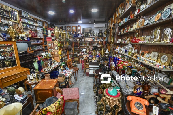 180-ə yaxın ölkədən qədim əşyaların toplandığı əntiq mağaza