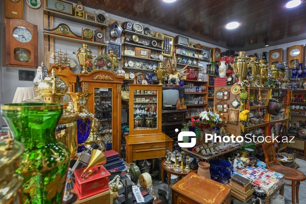 180-ə yaxın ölkədən qədim əşyaların toplandığı əntiq mağaza