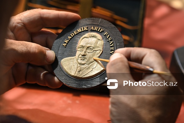 1982-ci ildən bəri orden və medal hazırlayan Rizvan Mirhadızadə