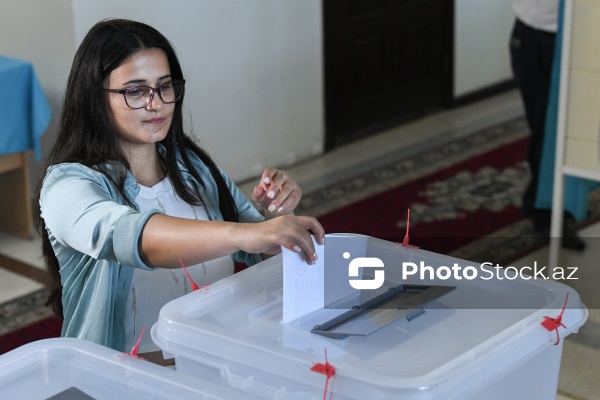 23 saylı Nəsimi-Səbail seçki dairəsinin 18 saylı seçki məntəqəsində səsvermə prosesi