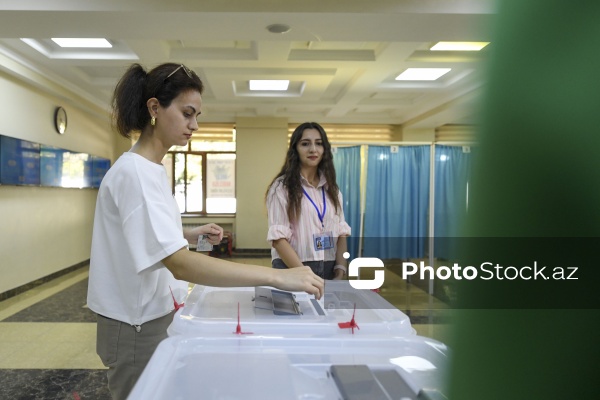 23 saylı Nəsimi-Səbail seçki dairəsinin 27 saylı seçki məntəqəsində səsvermə prosesi