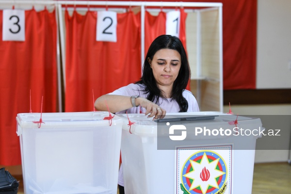 23 saylı Nəsimi-Səbail seçki dairəsinin 3 saylı seçki məntəqəsində səsvermə prosesi