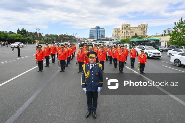 26 İyun - Silahlı Qüvvələr Günü ilə əlaqədar hərbi qulluqçuların Heydər Əliyev Sarayı istiqamətindən yürüşü