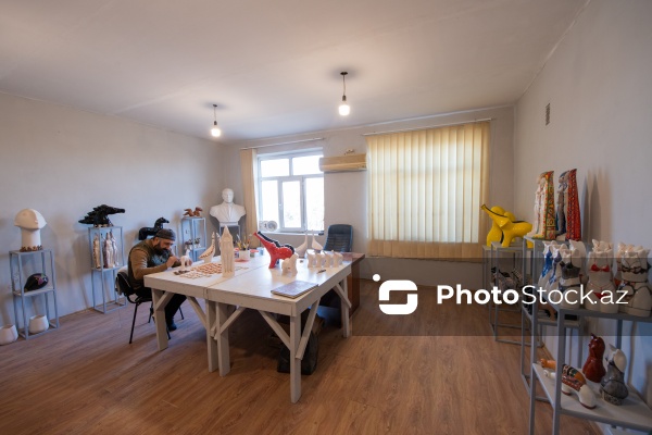 27 ildir daşları sənətə çevirən heykəltaraş Orxan Nəbizadə