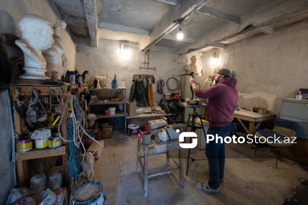 27 ildir daşları sənətə çevirən heykəltaraş Orxan Nəbizadə
