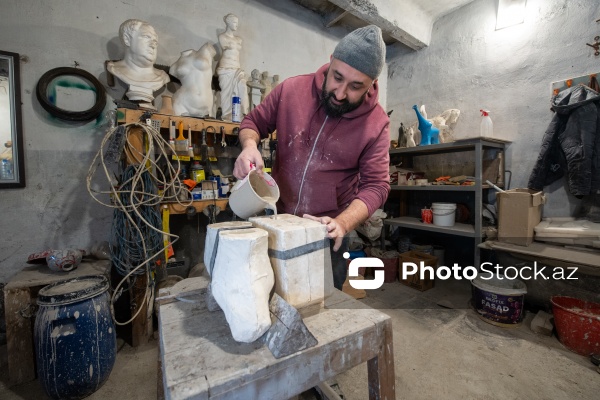 27 ildir daşları sənətə çevirən heykəltaraş Orxan Nəbizadə