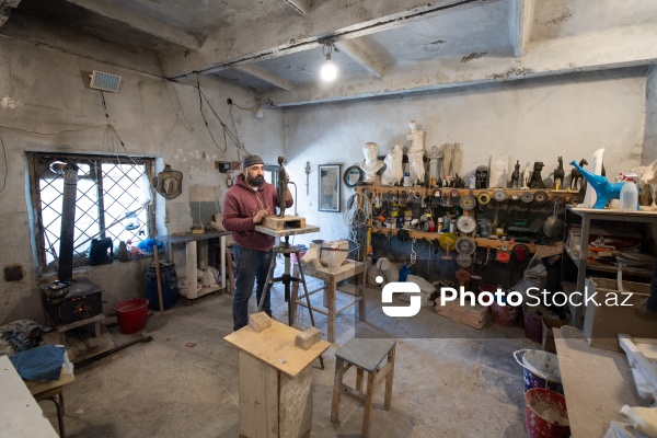 27 ildir daşları sənətə çevirən heykəltaraş Orxan Nəbizadə