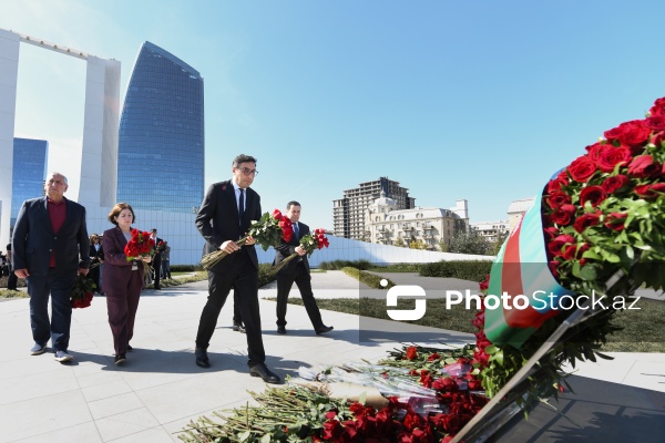 27 Sentyabr – Anım Günündə Dövlət və hökumət rəsmiləri Zəfər Parkını ziyarət ediblər