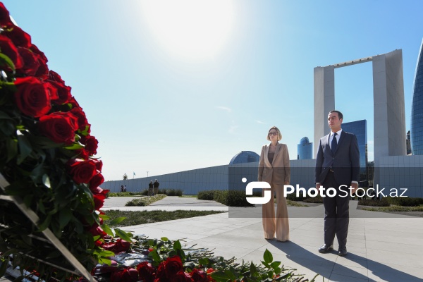 27 Sentyabr – Anım Günündə Dövlət və hökumət rəsmiləri Zəfər Parkını ziyarət ediblər