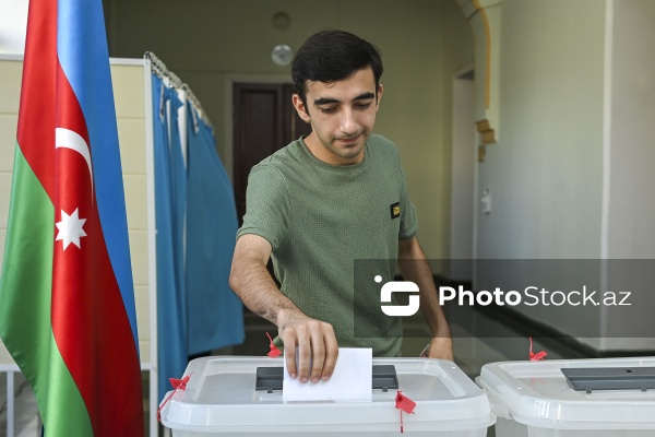 7 saylı Səbail seçki dairəsinin 2 saylı seçki məntəqəsində səsvermə prosesi