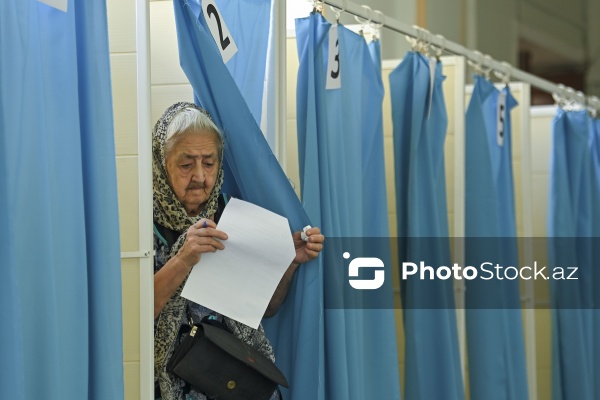 7 saylı Səbail seçki dairəsinin 2 saylı seçki məntəqəsində səsvermə prosesi