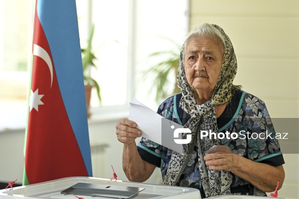 7 saylı Səbail seçki dairəsinin 2 saylı seçki məntəqəsində səsvermə prosesi