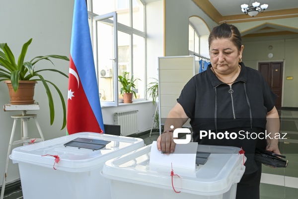 7 saylı Səbail seçki dairəsinin 2 saylı seçki məntəqəsində səsvermə prosesi