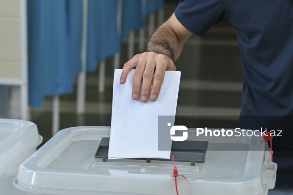 7 saylı Səbail seçki dairəsinin 2 saylı seçki məntəqəsində səsvermə prosesi