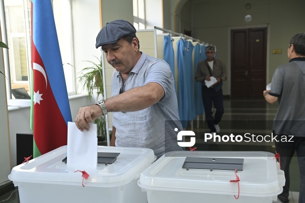 7 saylı Səbail seçki dairəsinin 2 saylı seçki məntəqəsində səsvermə prosesi