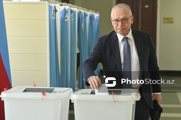 7 saylı Səbail seçki dairəsinin 2 saylı seçki məntəqəsində səsvermə prosesi