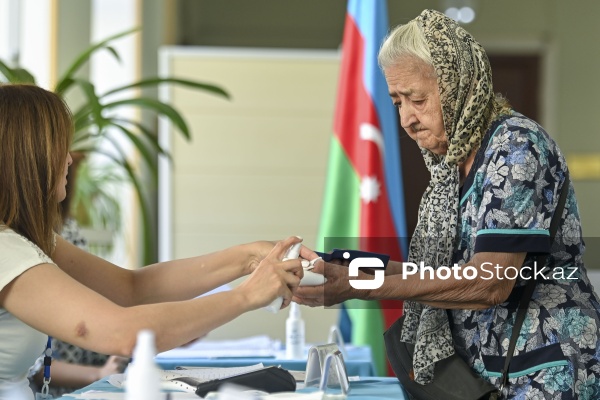 7 saylı Səbail seçki dairəsinin 2 saylı seçki məntəqəsində səsvermə prosesi