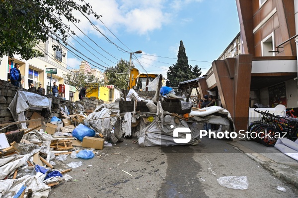 "8-ci km Ticarət Mərkəzi"nin ətrafındakı piştaxtalar sökülür