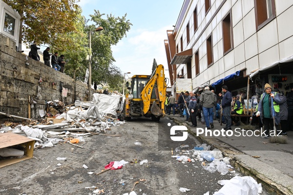 "8-ci km Ticarət Mərkəzi"nin ətrafındakı piştaxtalar sökülür