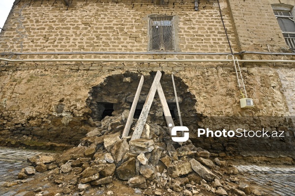 Abbasqulu ağa Bakıxanovun Əmircanda yerləşən evinin bir hissəsi uçub
