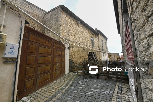 Abbasqulu ağa Bakıxanovun Əmircanda yerləşən evinin bir hissəsi uçub