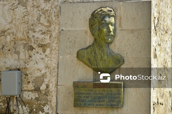 Abbasqulu ağa Bakıxanovun Əmircanda yerləşən evinin bir hissəsi uçub