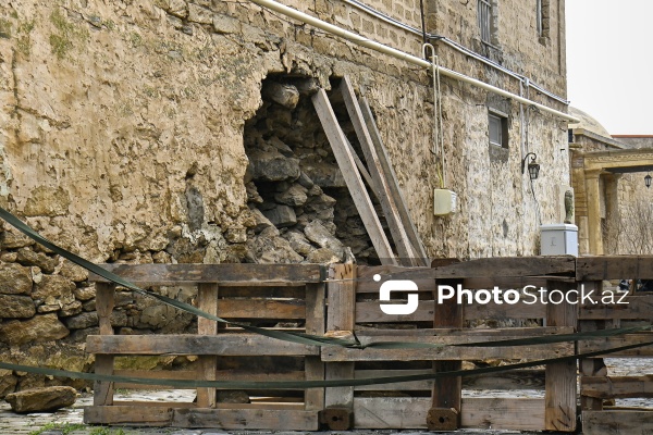 Abbasqulu ağa Bakıxanovun Əmircanda yerləşən evinin bir hissəsi uçub