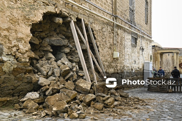Abbasqulu ağa Bakıxanovun Əmircanda yerləşən evinin bir hissəsi uçub