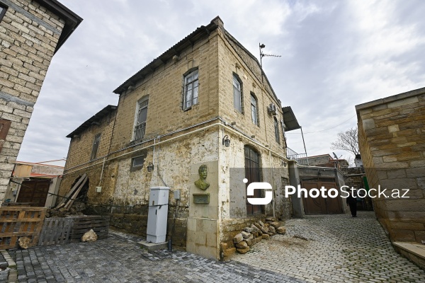 Abbasqulu ağa Bakıxanovun Əmircanda yerləşən evinin bir hissəsi uçub