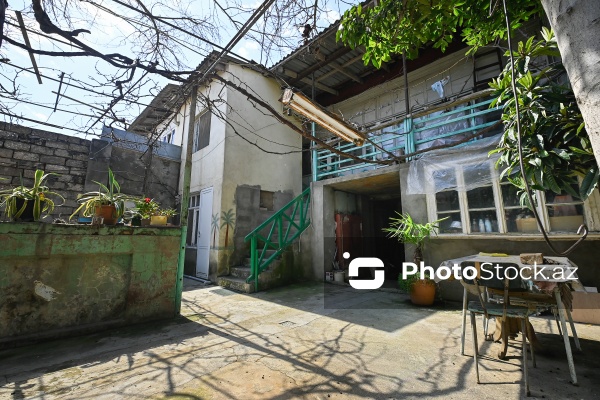 Abbasqulu ağa Bakıxanovun Əmircanda yerləşən evinin bir hissəsi uçub