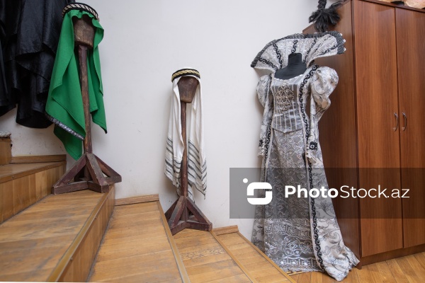 Akademik Milli Dram Teatrı tamaşalarının rəngarəng libasları