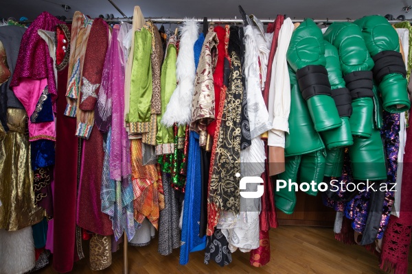 Akademik Milli Dram Teatrı tamaşalarının rəngarəng libasları