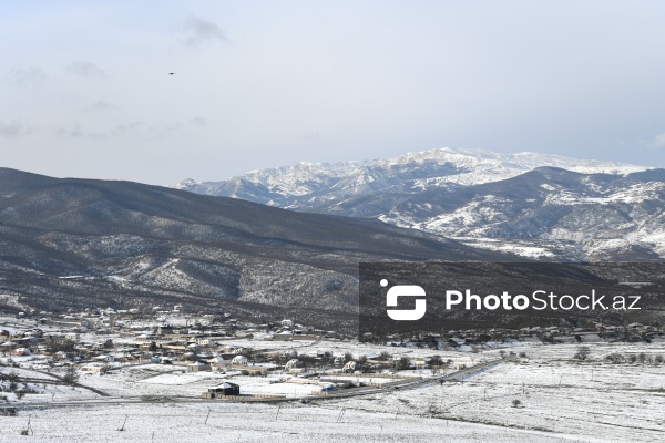 Ağ örpəyə bürünən Xızı dağları