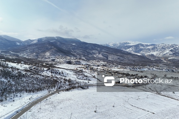 Ağ örpəyə bürünən Xızı dağları