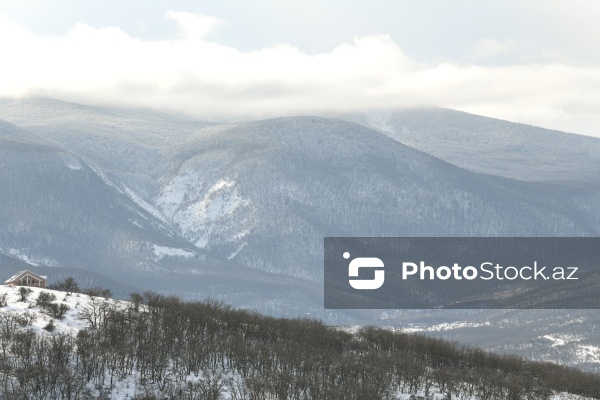 Ağ örpəyə bürünən Xızı dağları