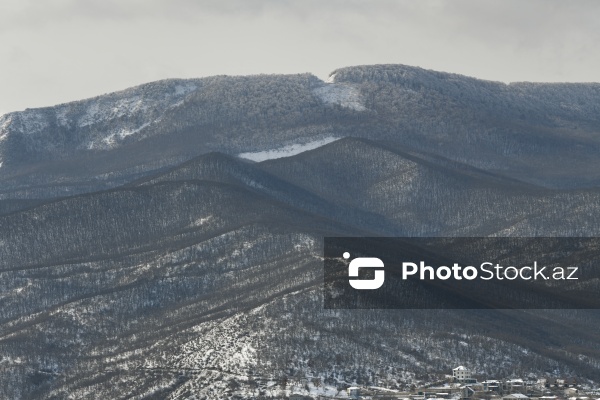 Ağ örpəyə bürünən Xızı dağları