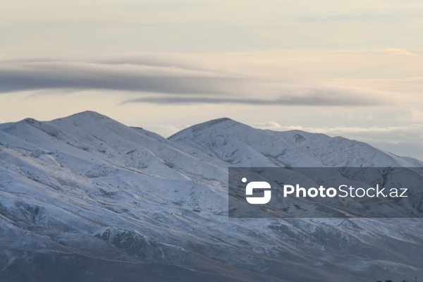 Ağ örpəyə bürünən Xızı dağları