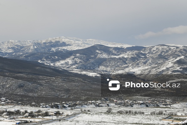 Ağ örpəyə bürünən Xızı dağları