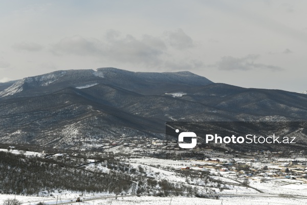Ağ örpəyə bürünən Xızı dağları