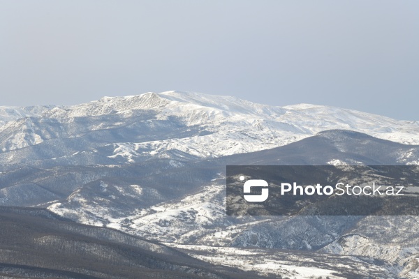 Ağ örpəyə bürünən Xızı dağları