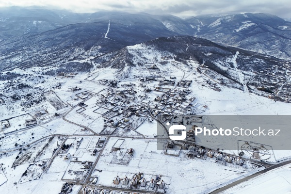 Ağ örpəyə bürünən Xızı dağları