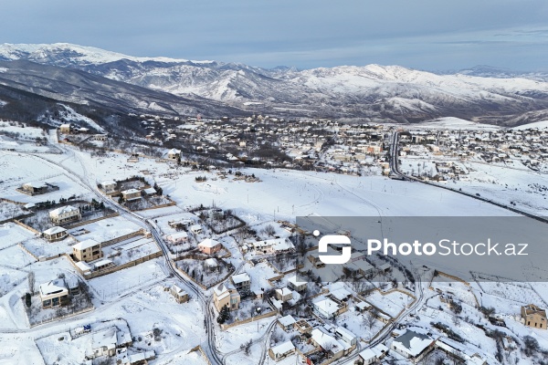 Ağ örpəyə bürünən Xızı dağları