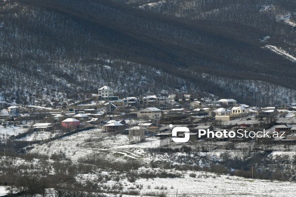 Ağ örpəyə bürünən Xızı dağları