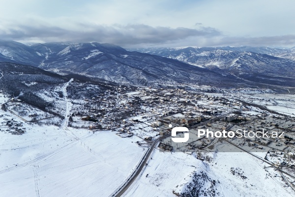 Ağ örpəyə bürünən Xızı dağları