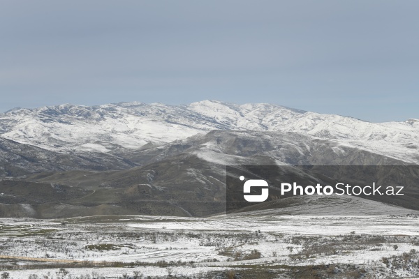 Ağ örpəyə bürünən Xızı dağları