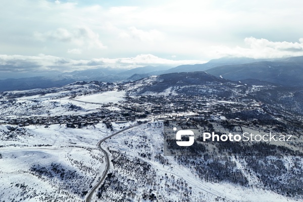 Ağ örpəyə bürünən Xızı dağları