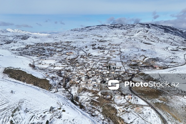 Ağ örpəyə bürünən Xızı dağları