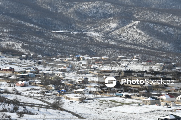 Ağ örpəyə bürünən Xızı dağları